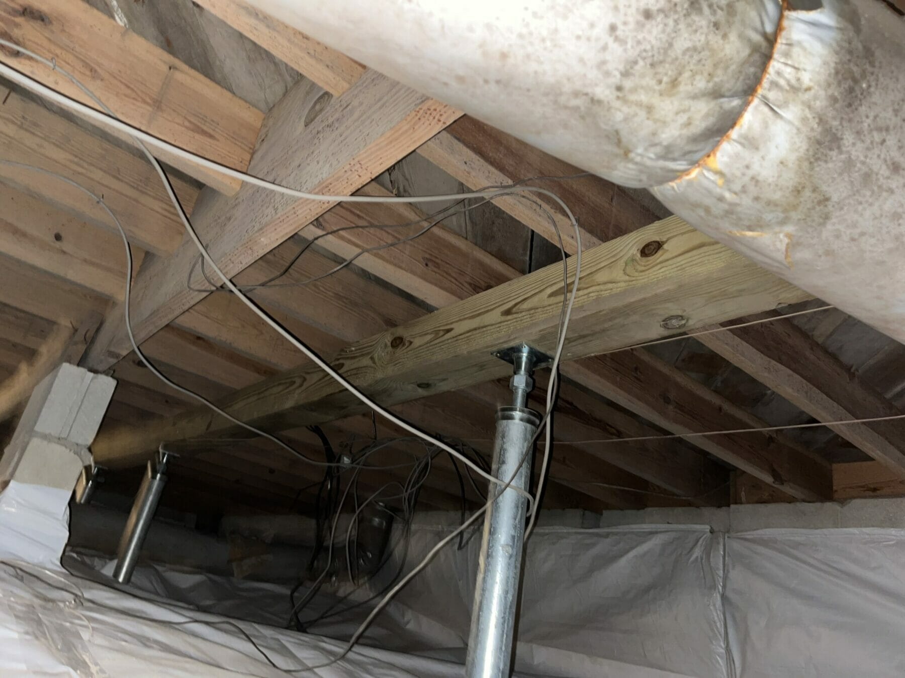 Foundation jack under floor joist